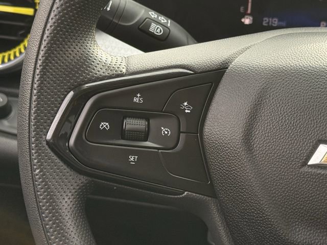 Used 2024 Chevrolet Trax LT w/ Sunroof Package FWD image 14