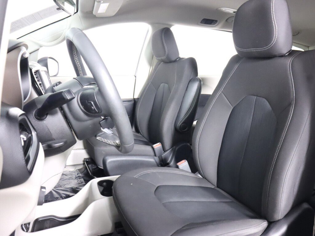 Used 2022 Chrysler Voyager LX image 28