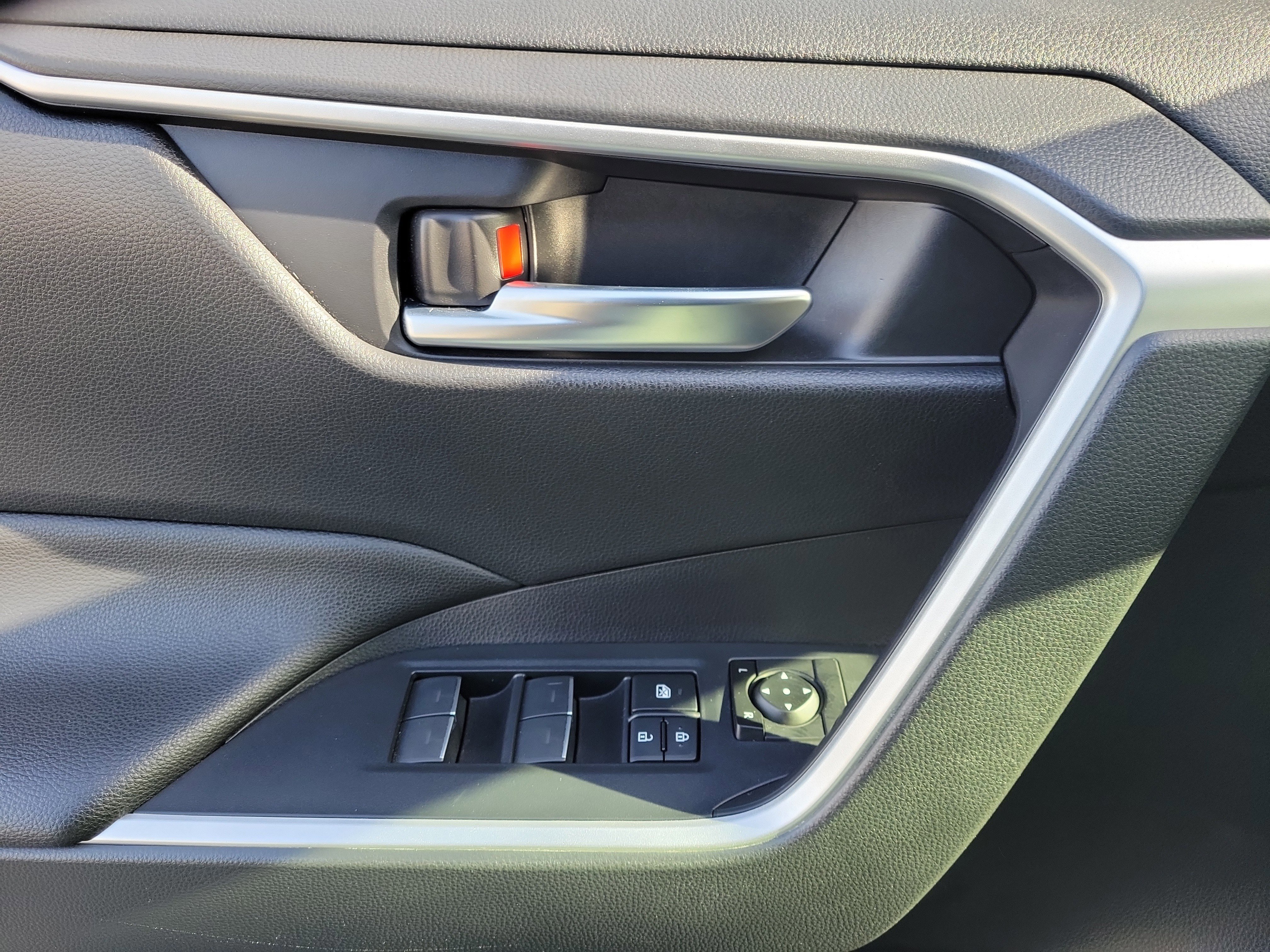 Used 2022 Toyota RAV4 XLE image 17