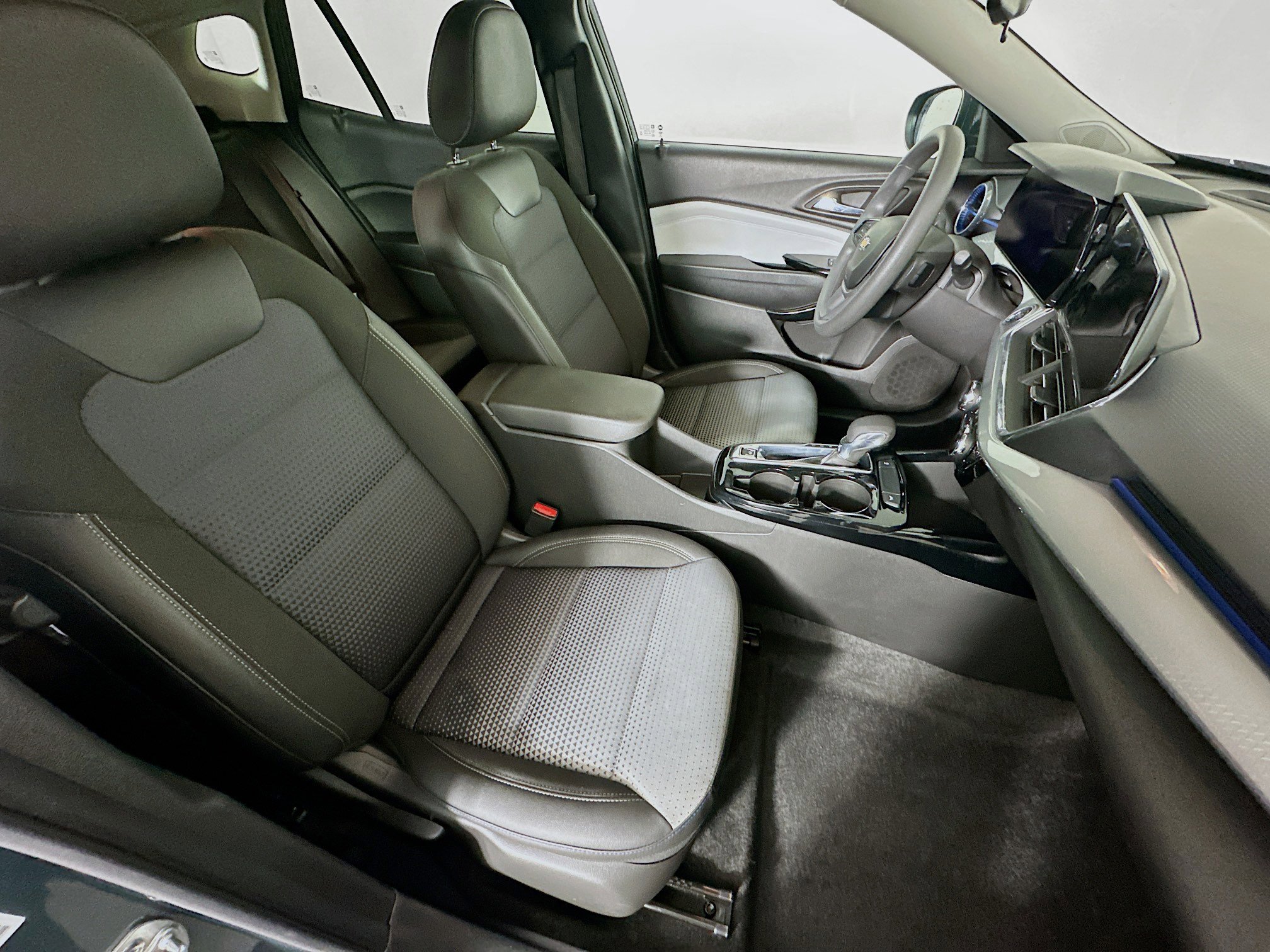 Used 2025 Chevrolet Trax LT image 28