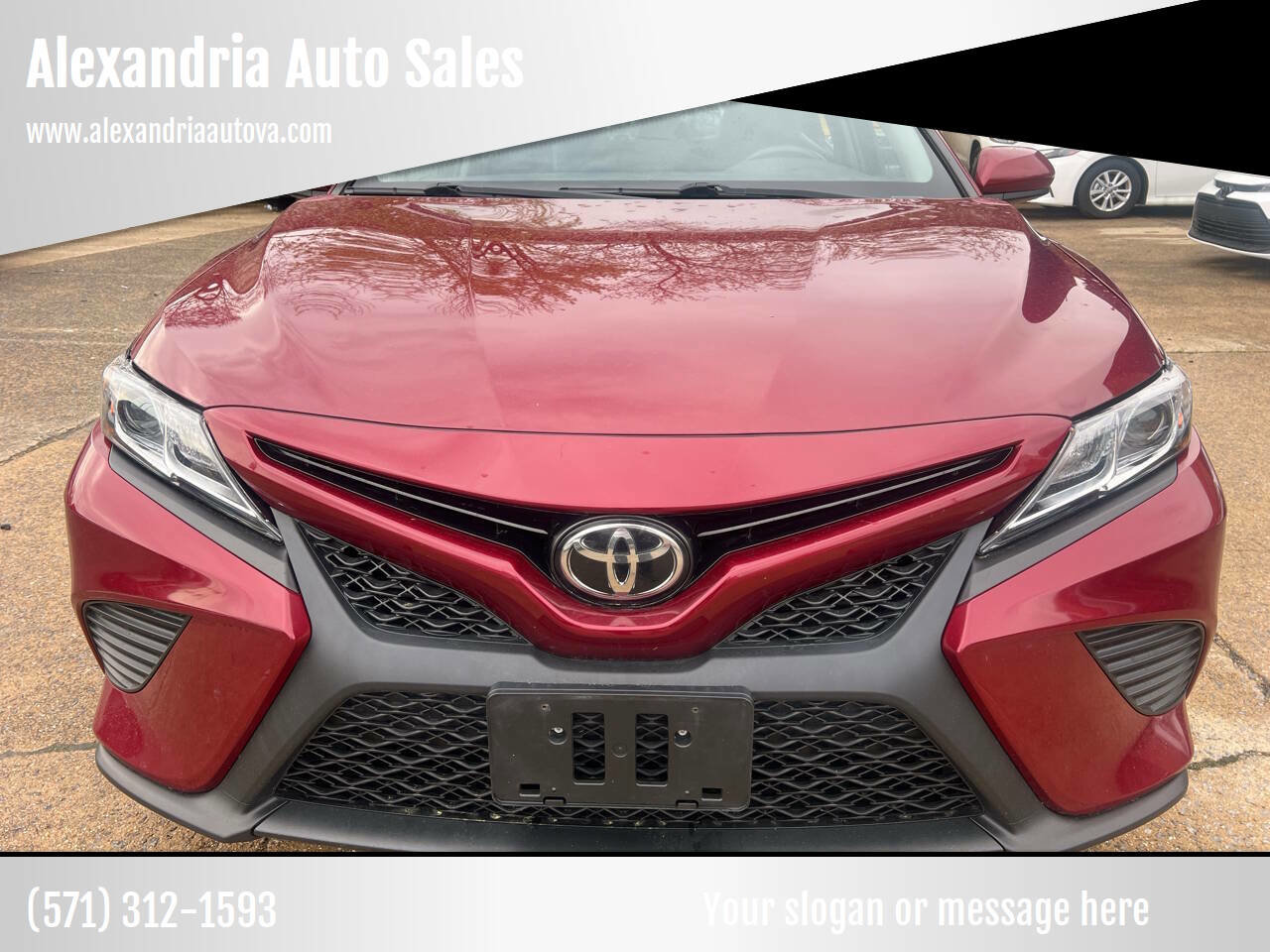 Used 2018 Toyota Camry SE w/ Moonroof Package image 3