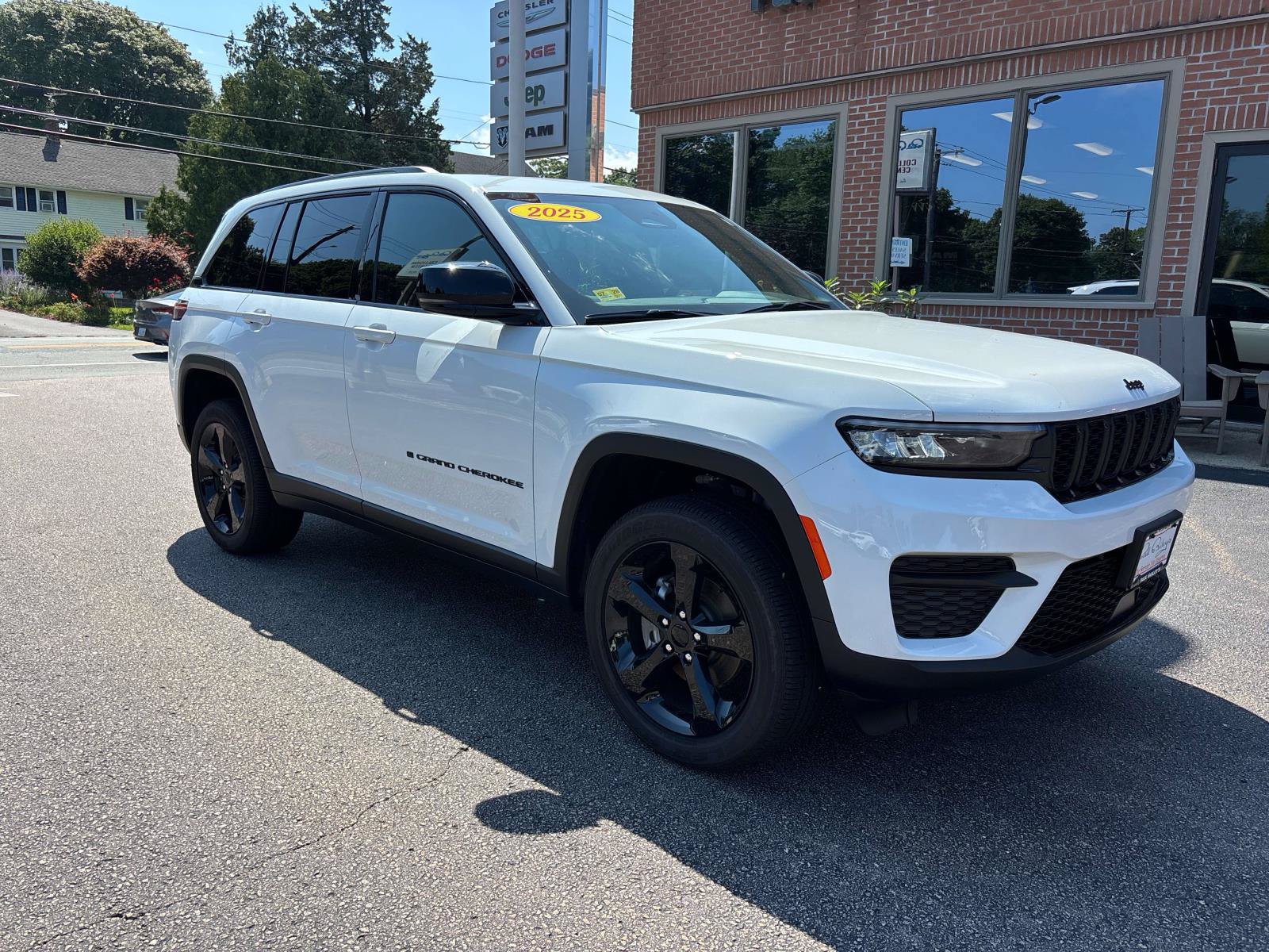 Used 2025 Jeep Grand Cherokee Altitude AWD/4WD image 30
