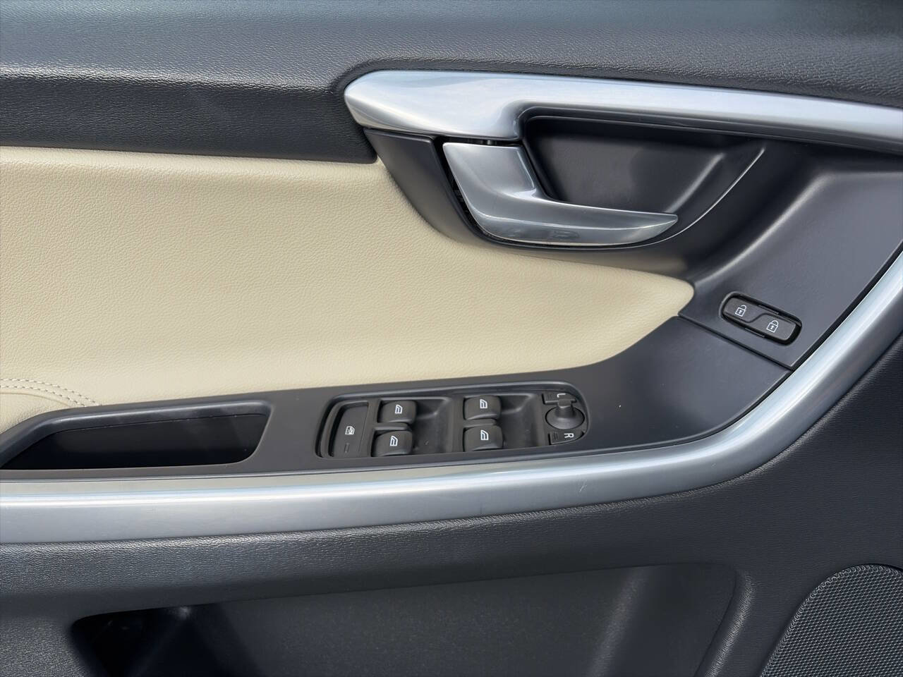 Used 2016 Volvo XC60 T5 Premier image 37