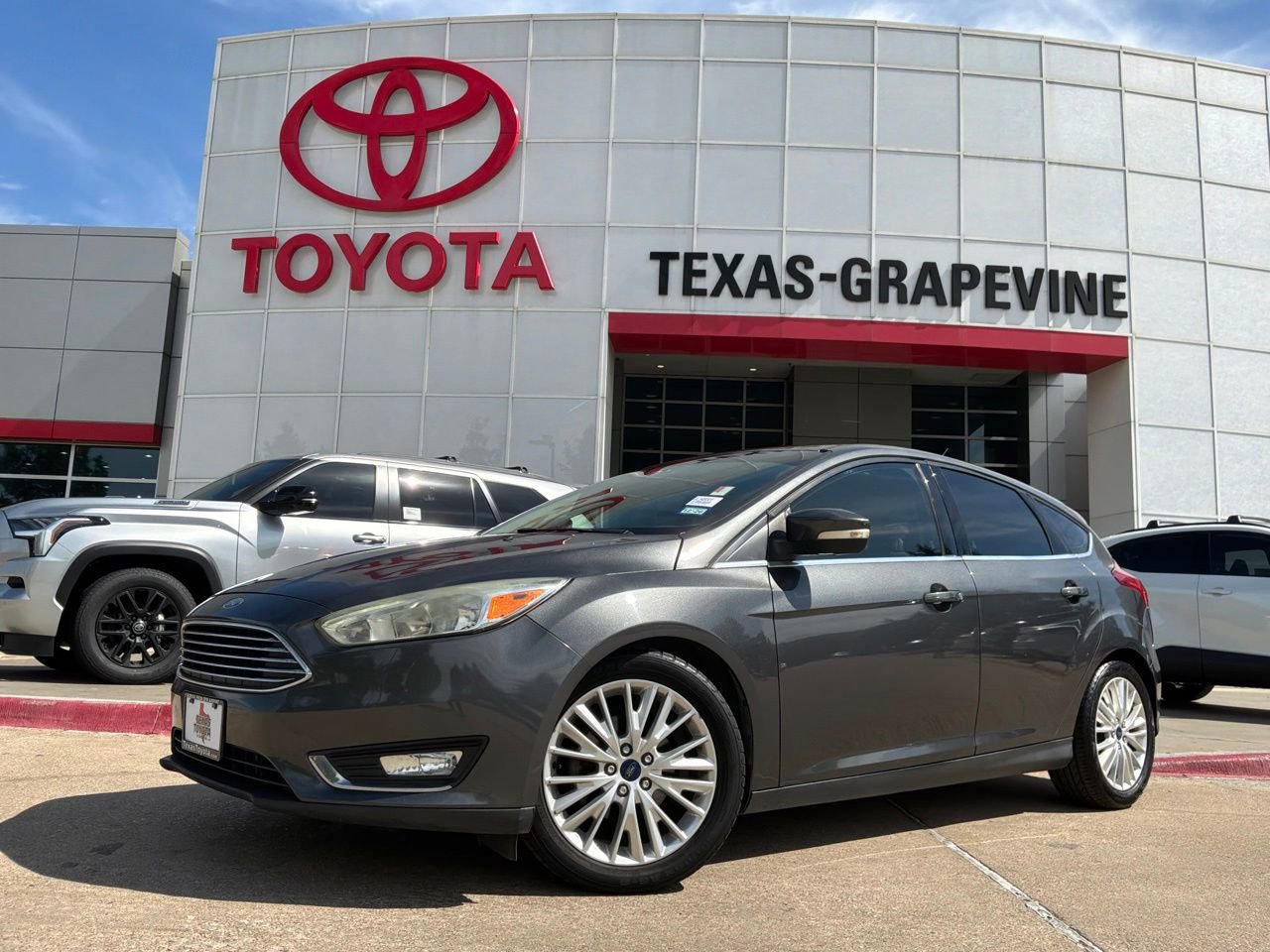 Used 2016 Ford Focus Titanium FWD image 2