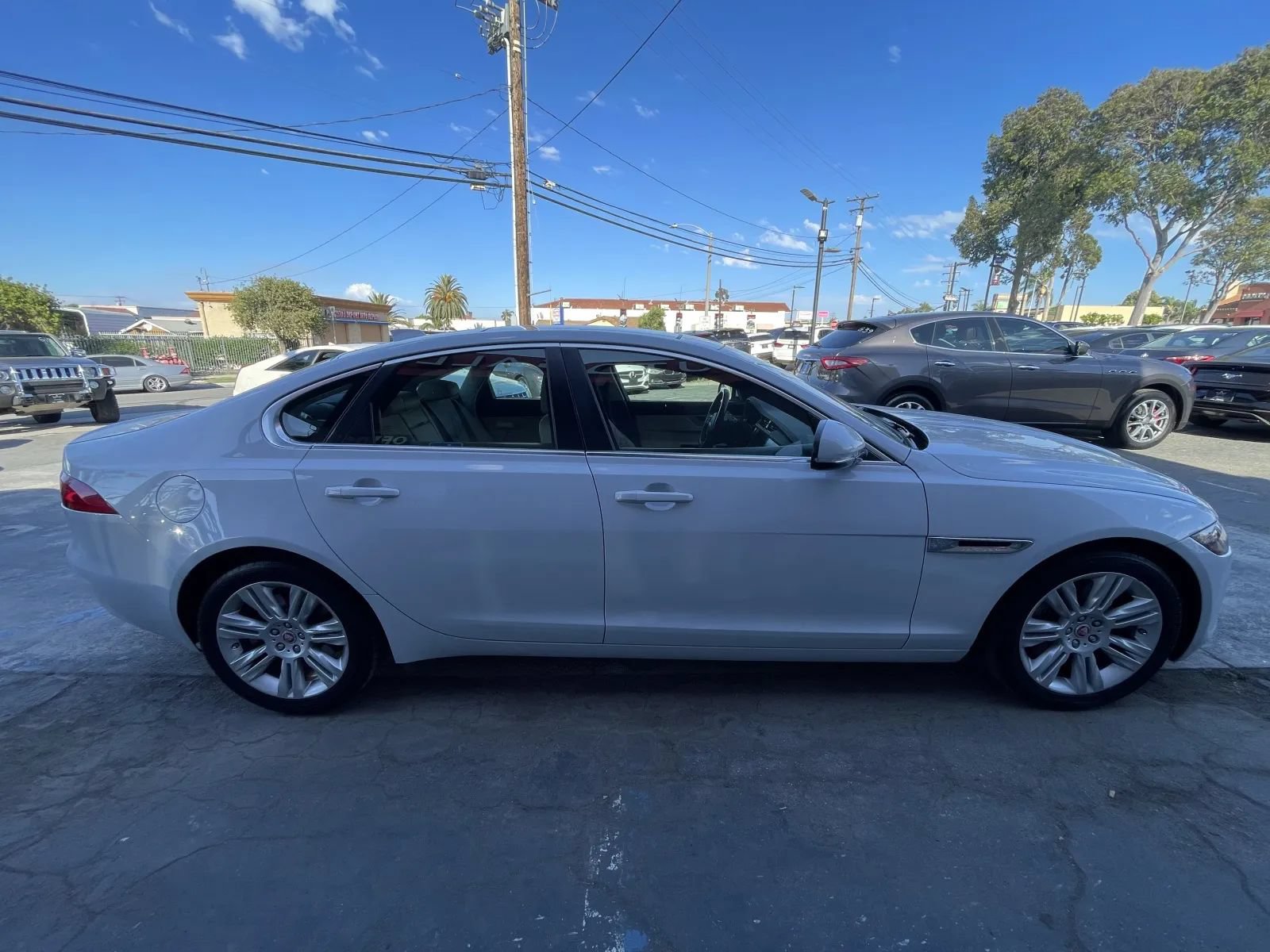 Used 2016 Jaguar XF Premium RWD image 4