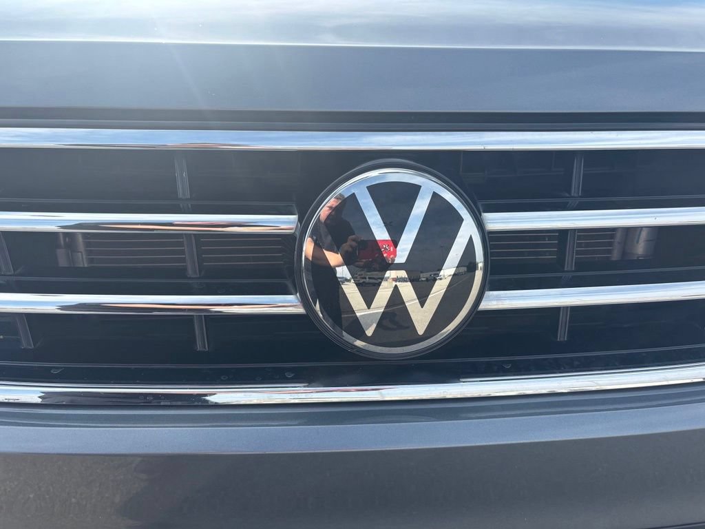 Used 2023 Volkswagen Tiguan SE w/ Panoramic Sunroof Package FWD image 9