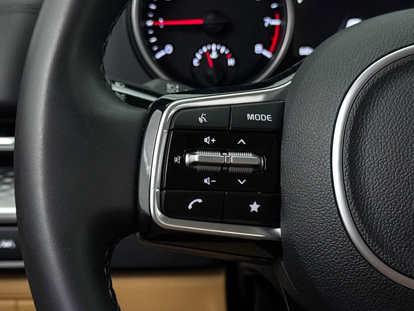 Used 2024 Kia Carnival LX image 32