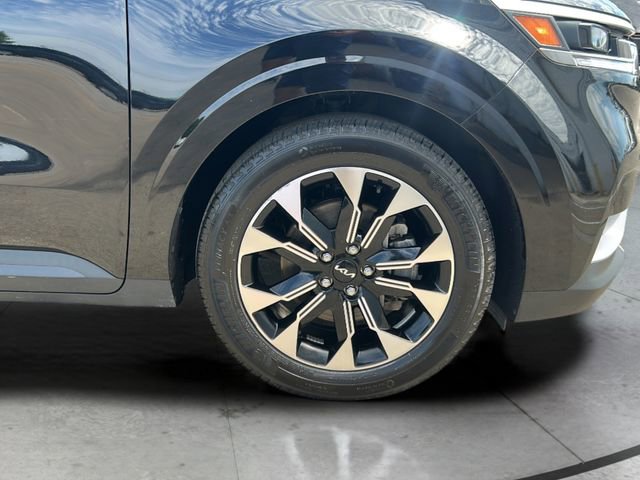 Used 2024 Kia Carnival EX image 28