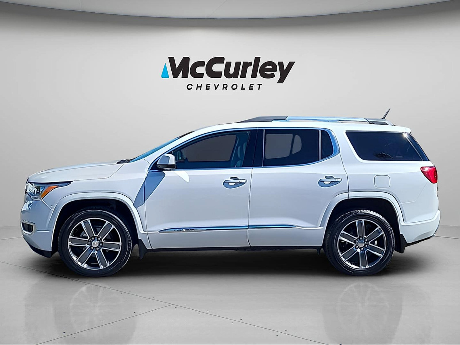 Used 2019 GMC Acadia Denali w/ Technology Package AWD/4WD image 4