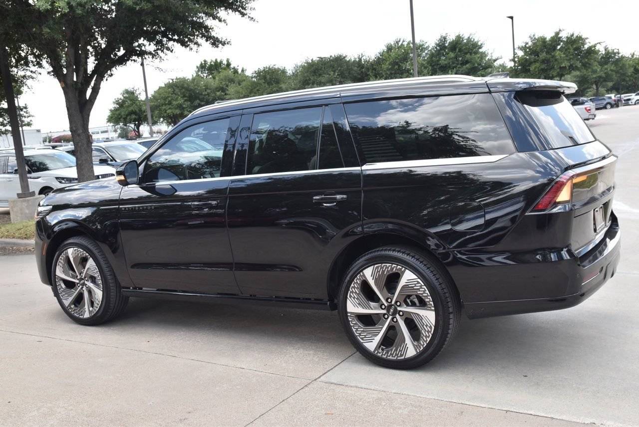 New 2026 Lincoln Navigator Black Label AWD/4WD image 10