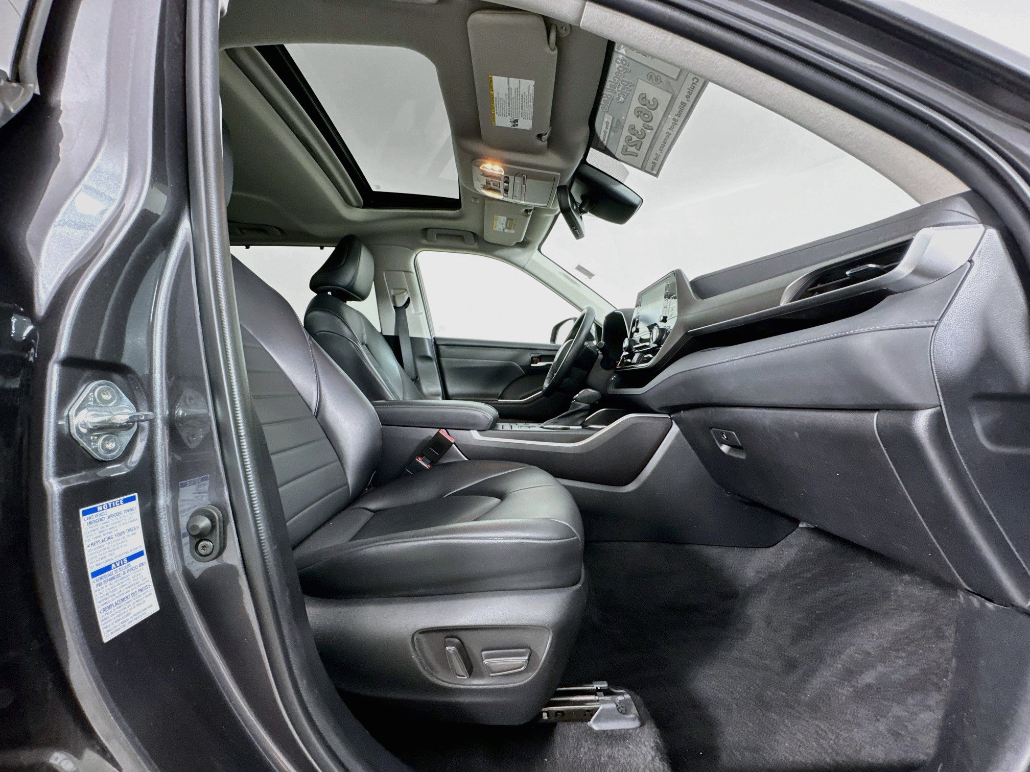 Used 2022 Toyota Highlander XLE AWD/4WD image 29