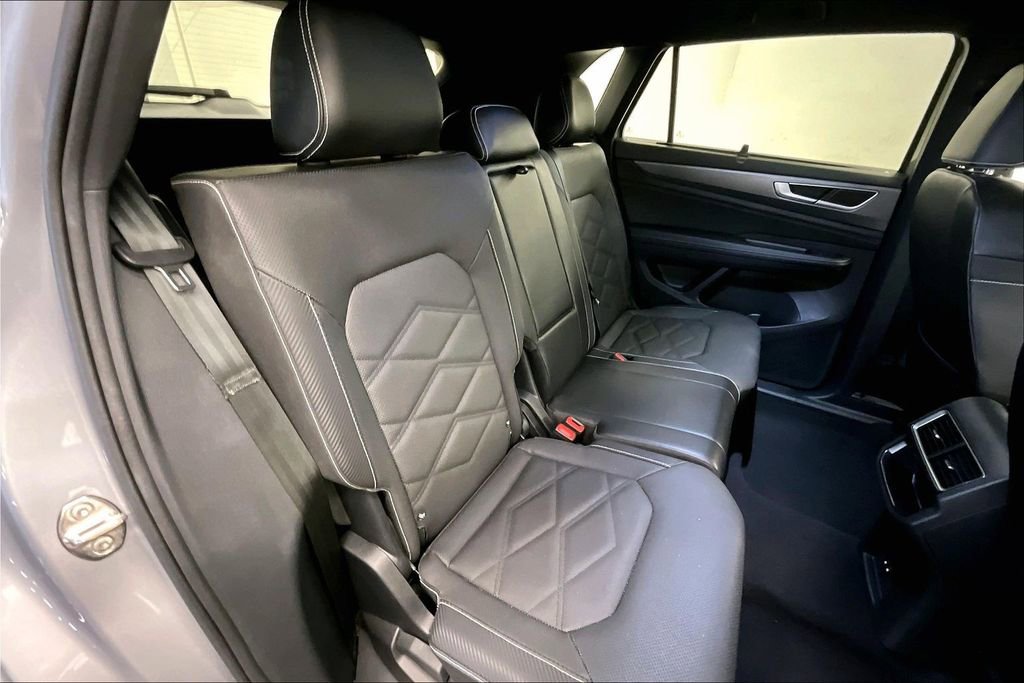 Used 2024 Volkswagen Atlas Cross Sport SE FWD image 23