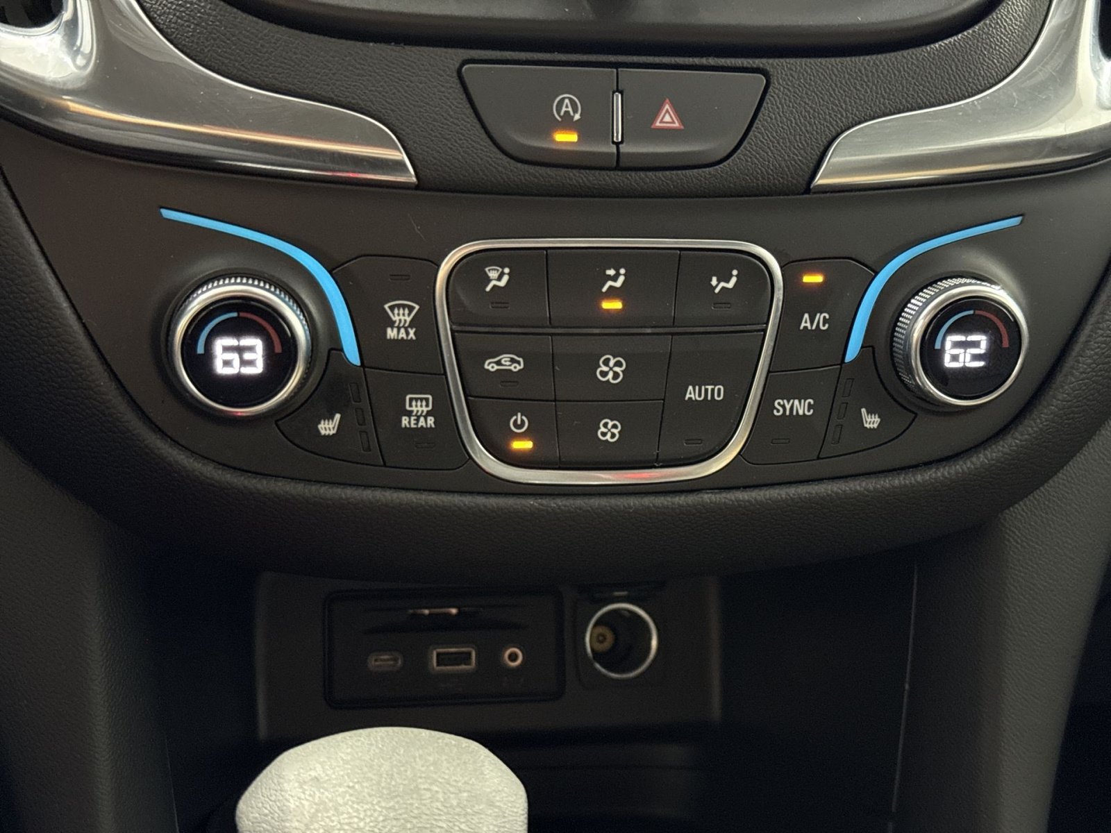 Used 2024 Chevrolet Equinox LT FWD image 31