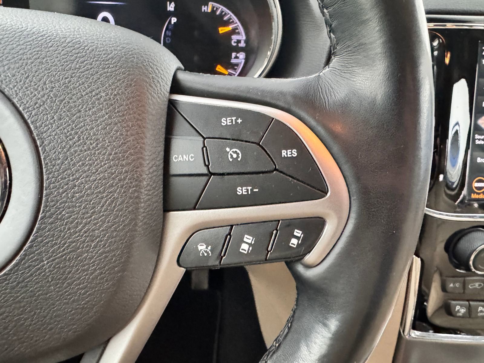 Used 2021 Jeep Grand Cherokee Limited w/ Luxury Group II image 16