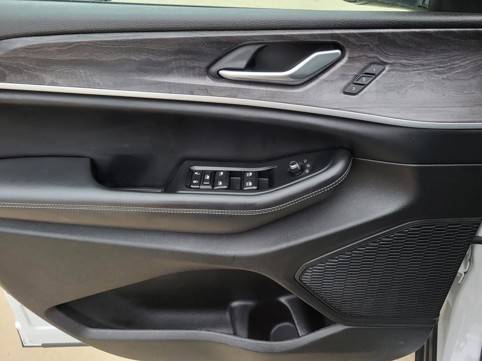 Used 2023 Jeep Grand Cherokee Limited w/ Black Appearance Package image 15