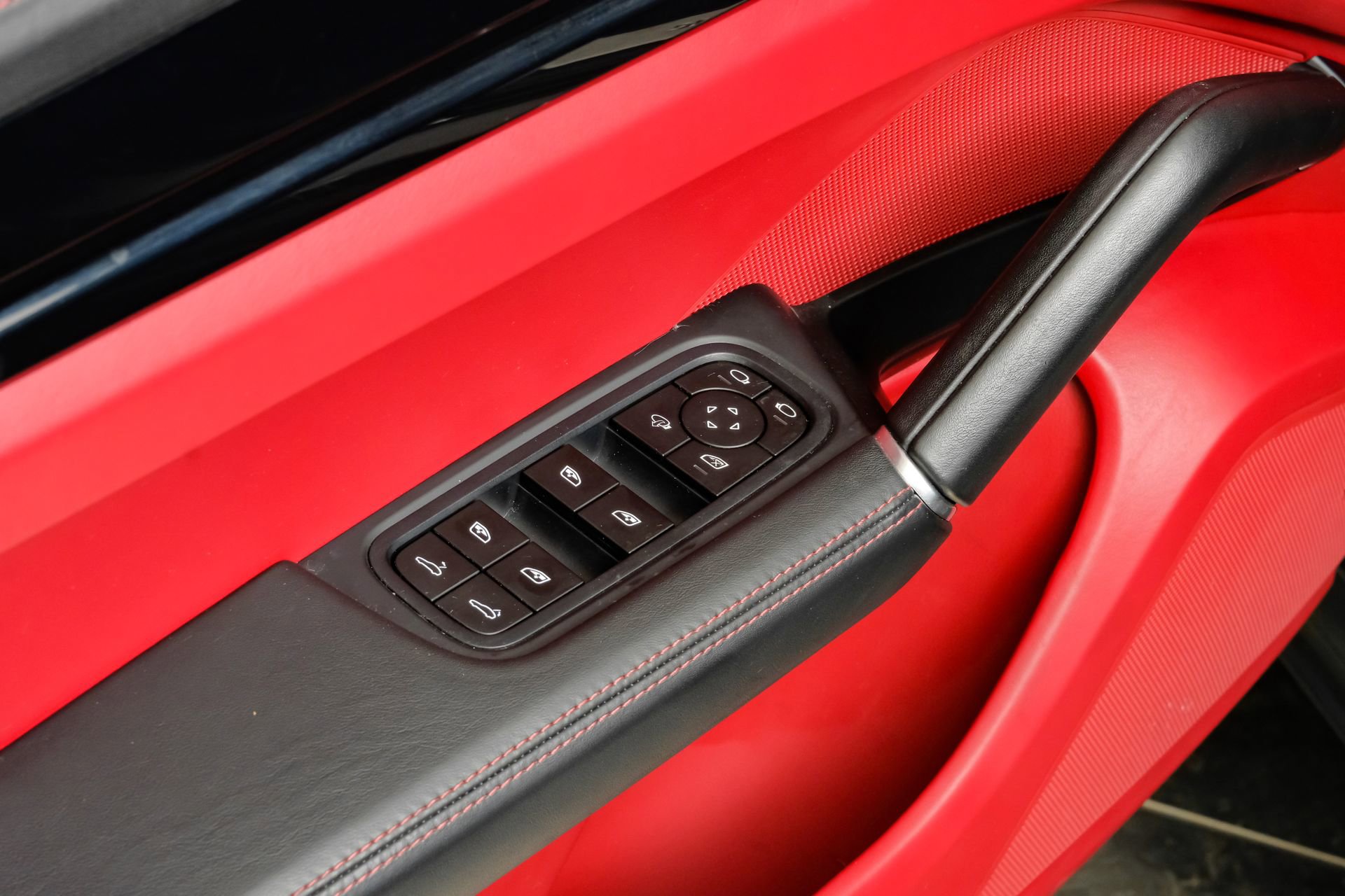 Used 2023 Porsche Cayenne Platinum Edition image 44