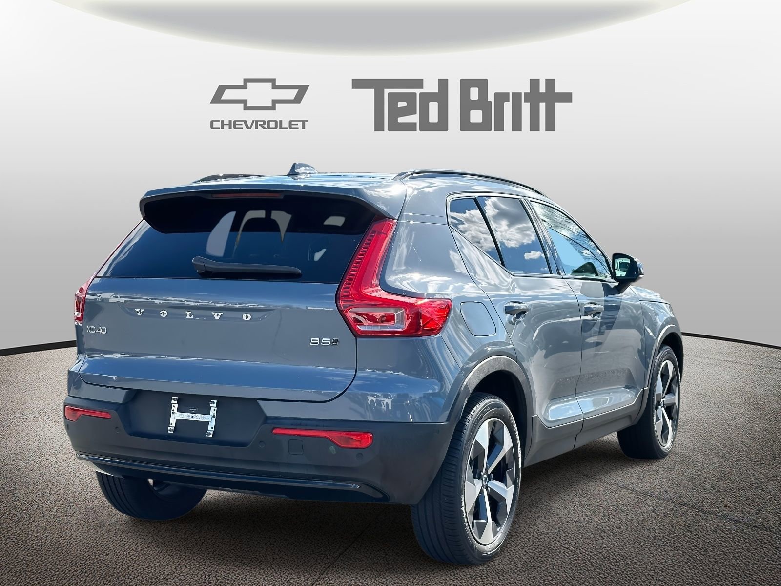 Used 2023 Volvo XC40 B5 Plus w/ Driver Assist Package image 4