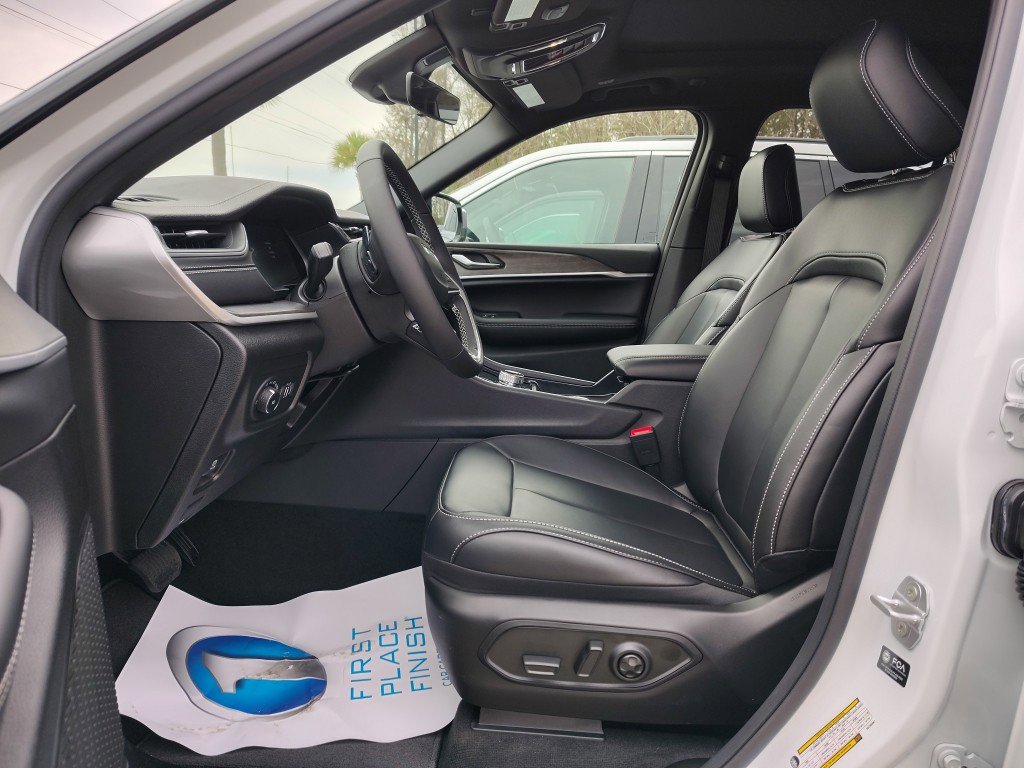 New 2025 Jeep Grand Cherokee Limited AWD/4WD image 14