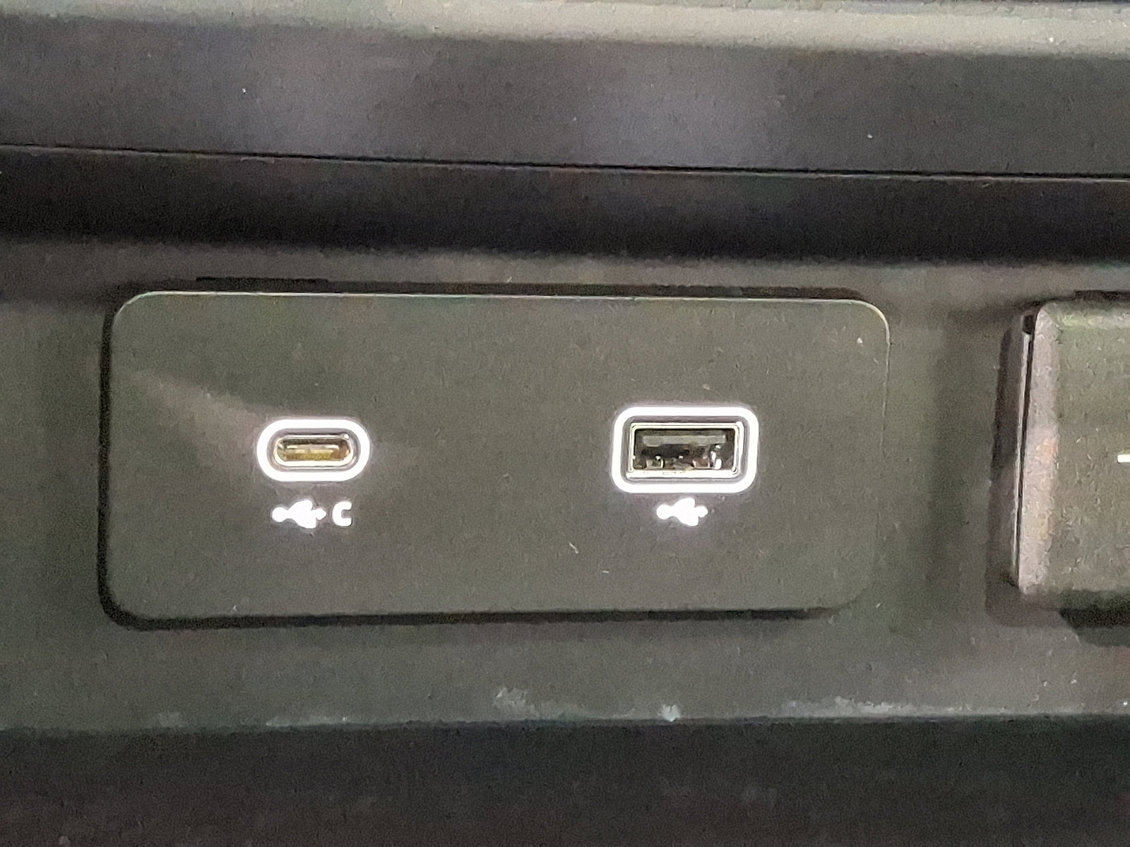 Certified 2023 Land Rover Defender 110 X-Dynamic SE image 24