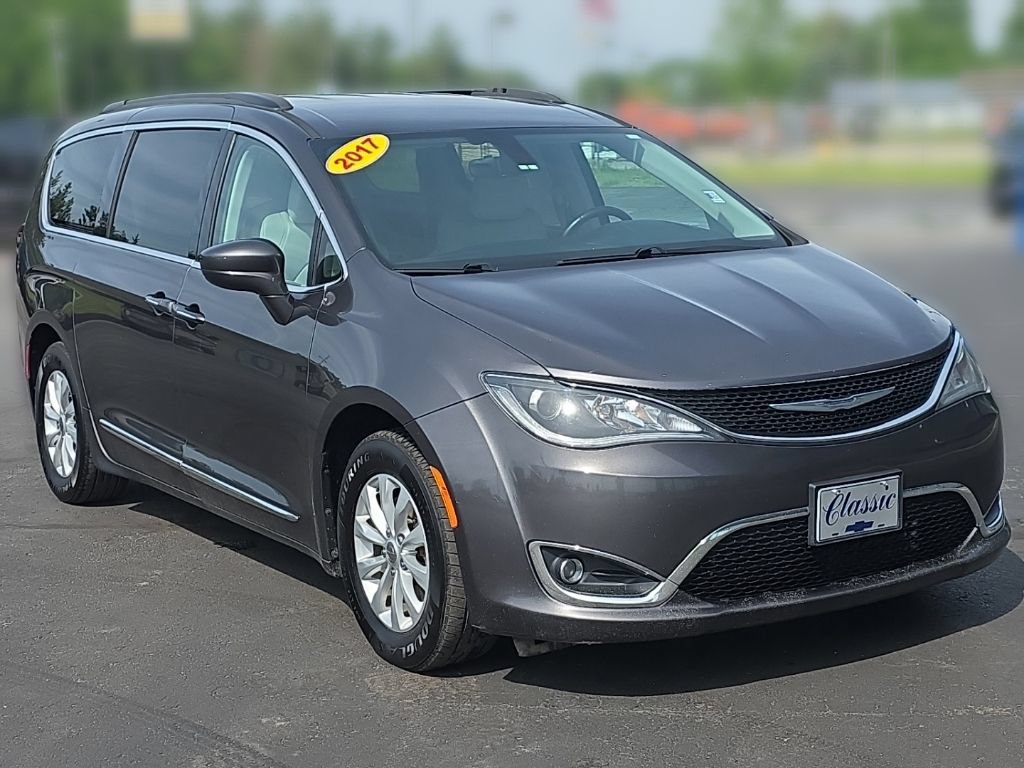 Used 2017 Chrysler Pacifica Touring-L FWD image 11