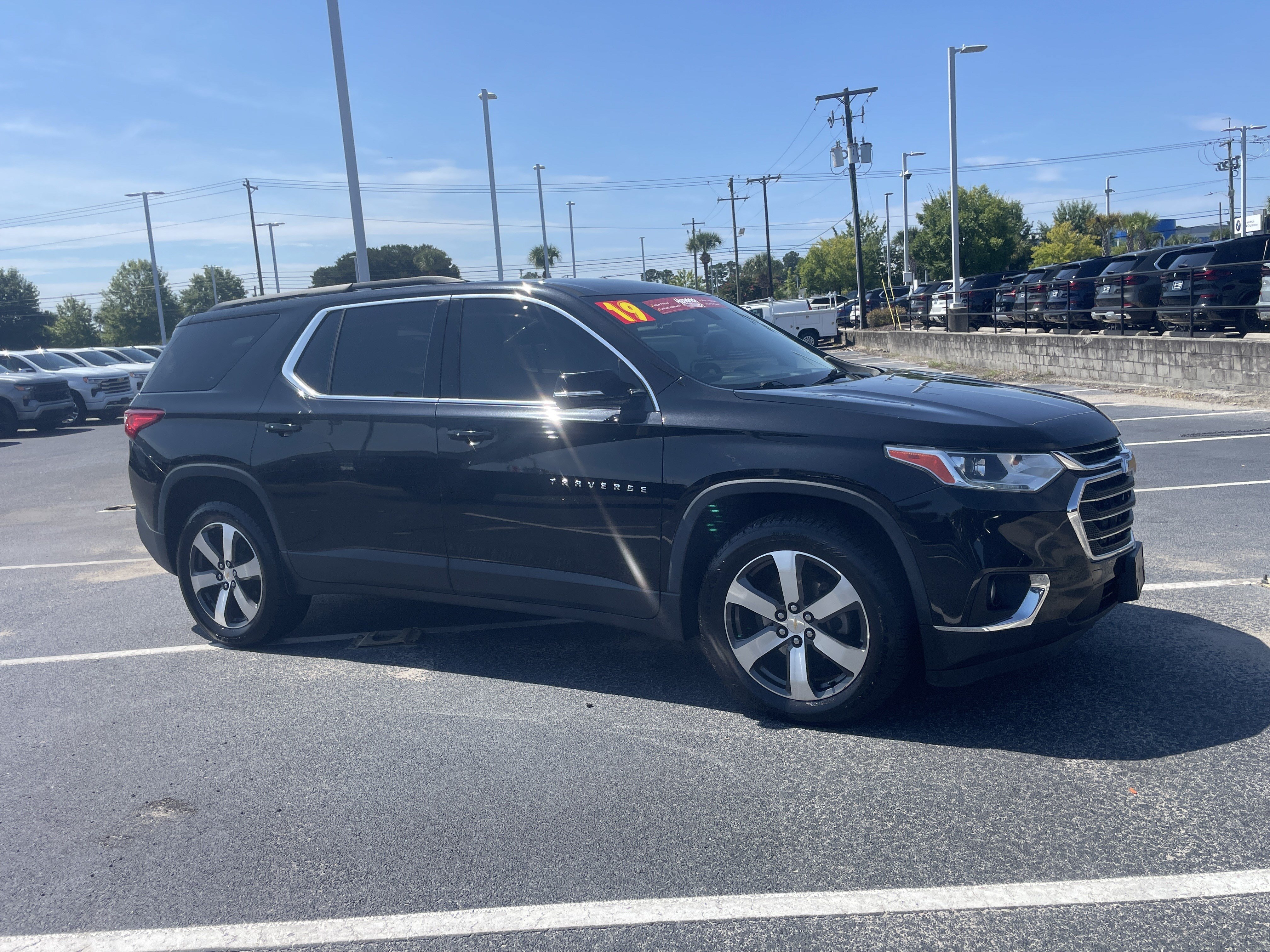 Used 2019 Chevrolet Traverse LT w/ LT Premium Package AWD/4WD image 2