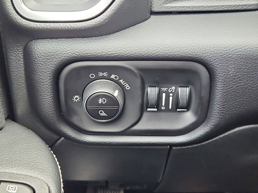 New 2026 RAM 2500 Laramie AWD/4WD image 18
