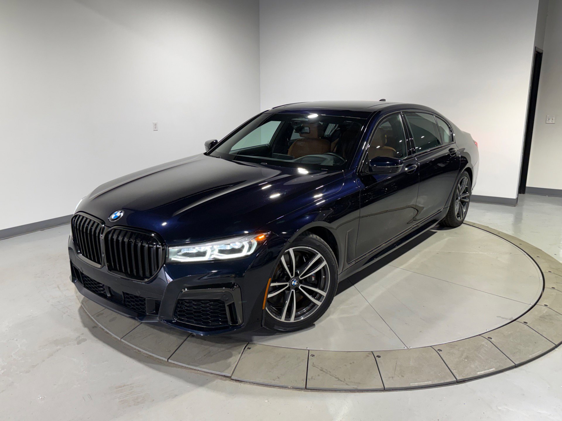 Used 2022 BMW 740i xDrive w/ M Sport Package image 5