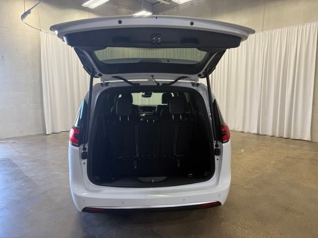 New 2027 Chrysler Pacifica Limited AWD/4WD image 24