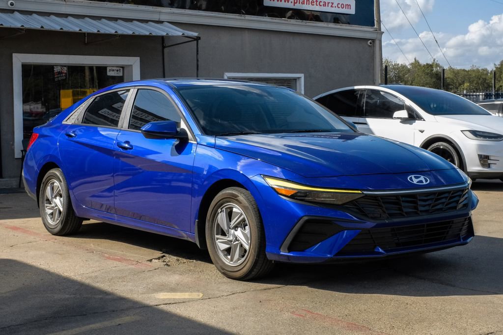 Used 2025 Hyundai Elantra SE image 8