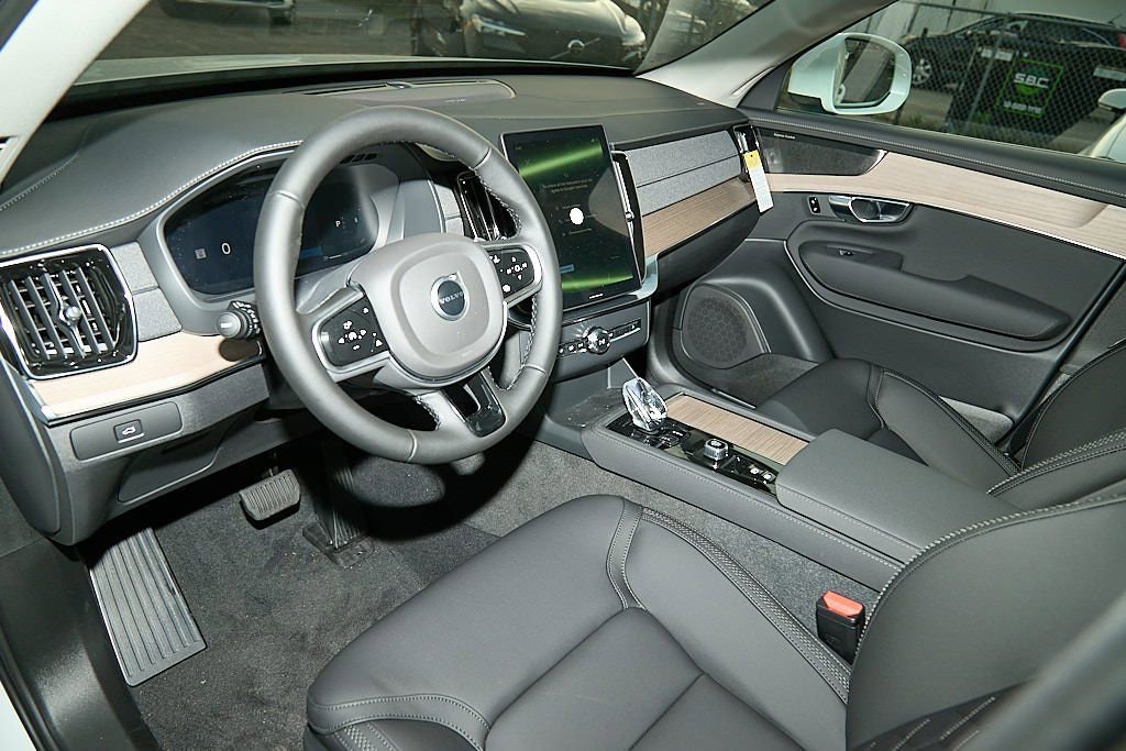 New 2026 Volvo XC90 B6 Plus w/ Protection Package image 12