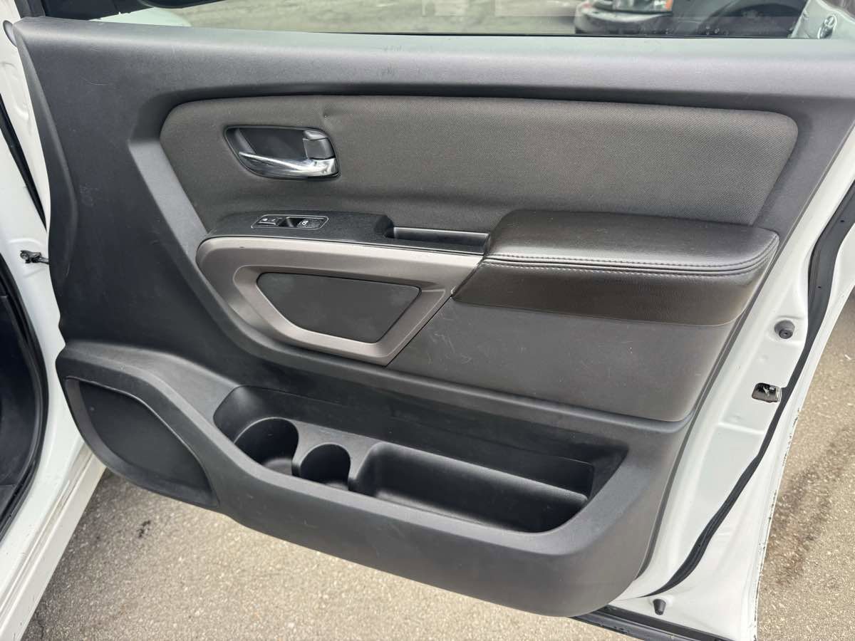 Used 2015 Nissan Titan S image 10