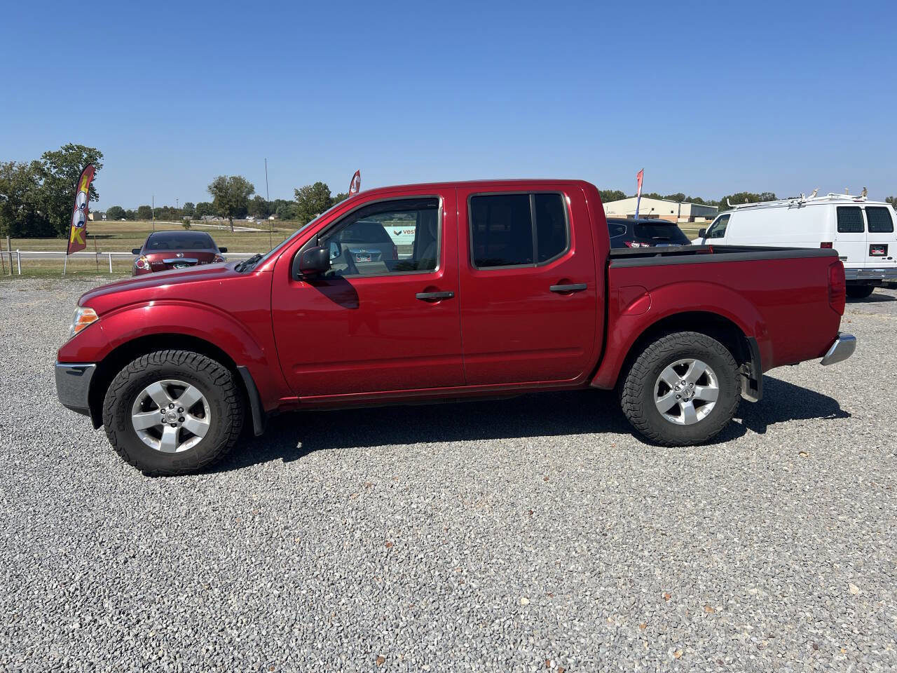 Used 2011 Nissan Frontier SV image 2