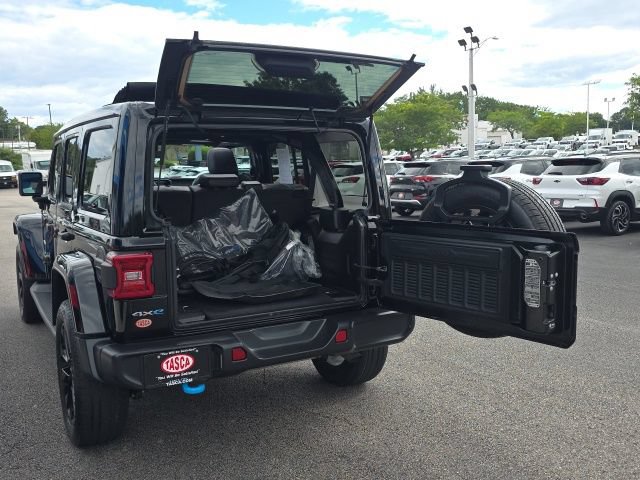 Used 2024 Jeep Wrangler Unlimited Sahara w/ Technology Group AWD/4WD image 32