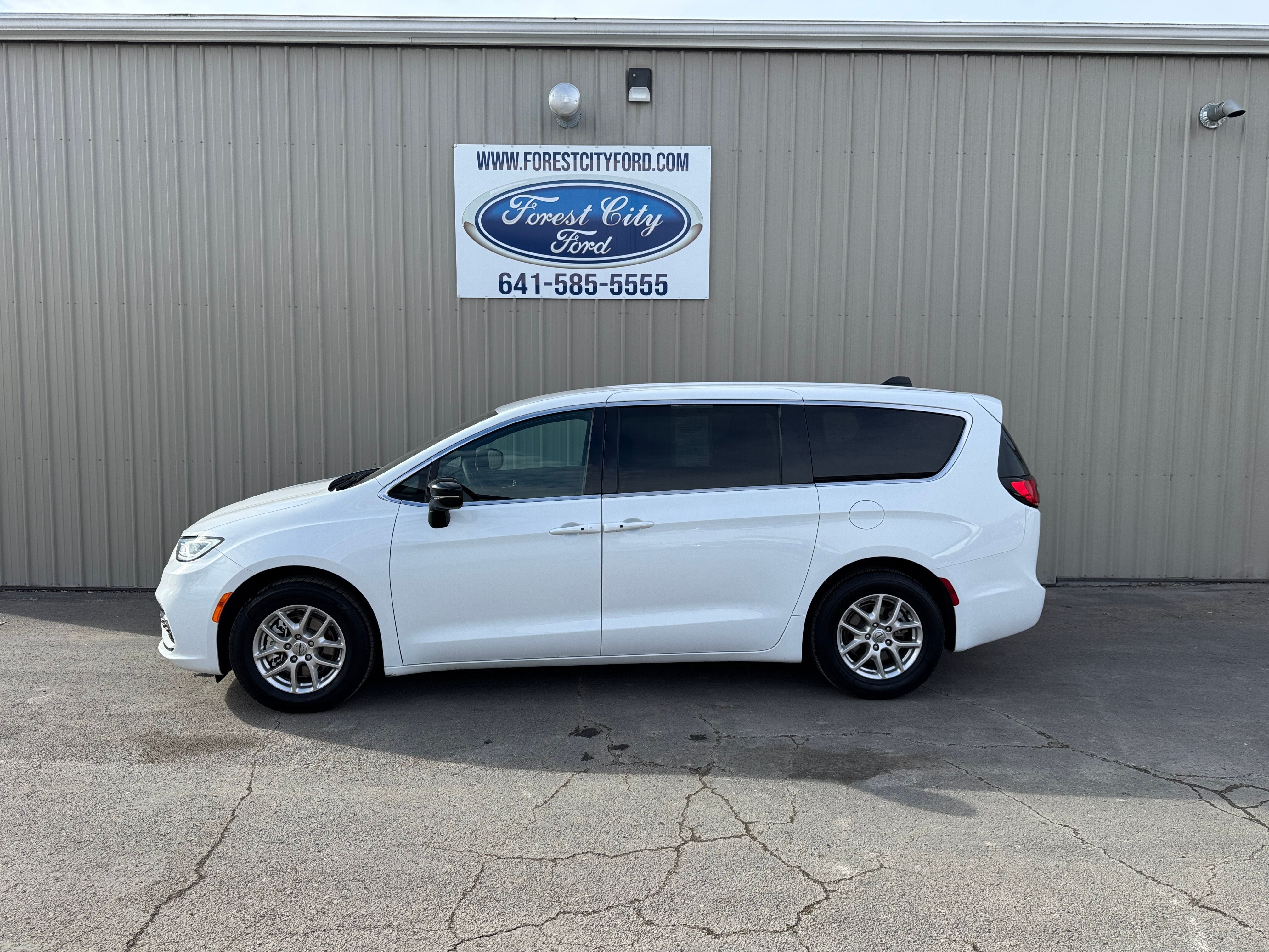 Used 2025 Chrysler Pacifica Select FWD image 1