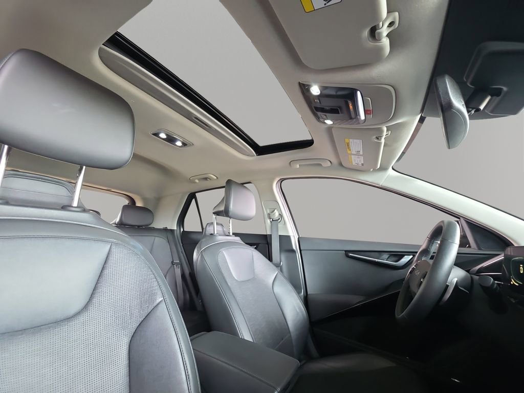 Used 2023 Kia Niro SX Touring image 16