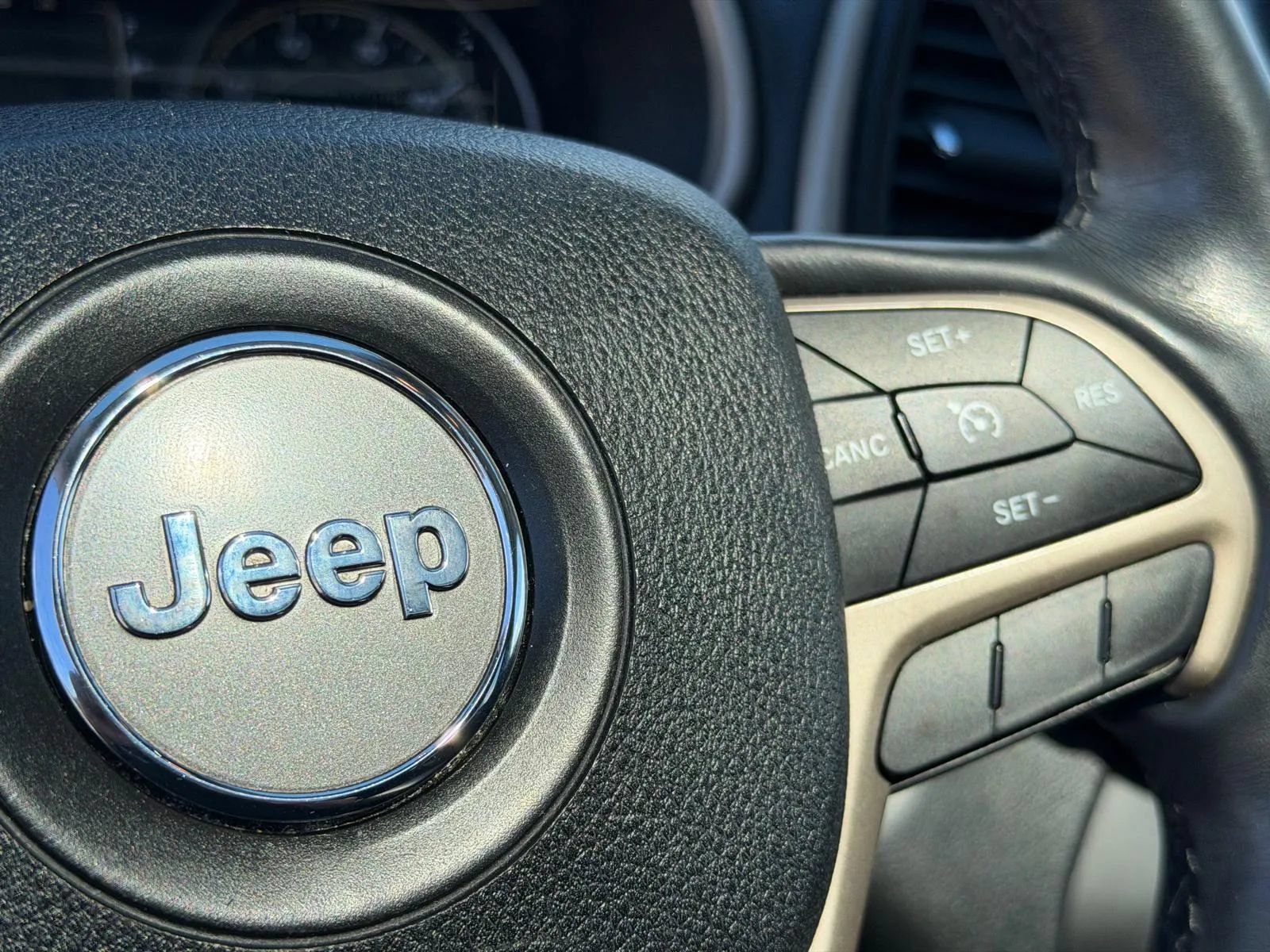 Used 2015 Jeep Cherokee Latitude w/ Comfort/Convenience Group FWD image 16