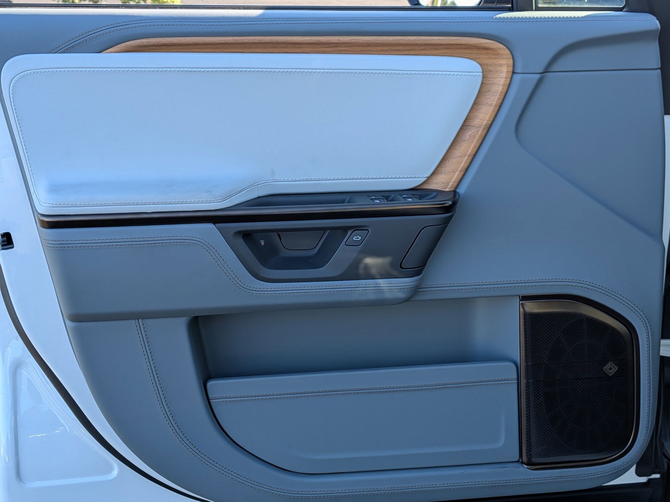 Used 2026 Rivian R1T Premium image 14