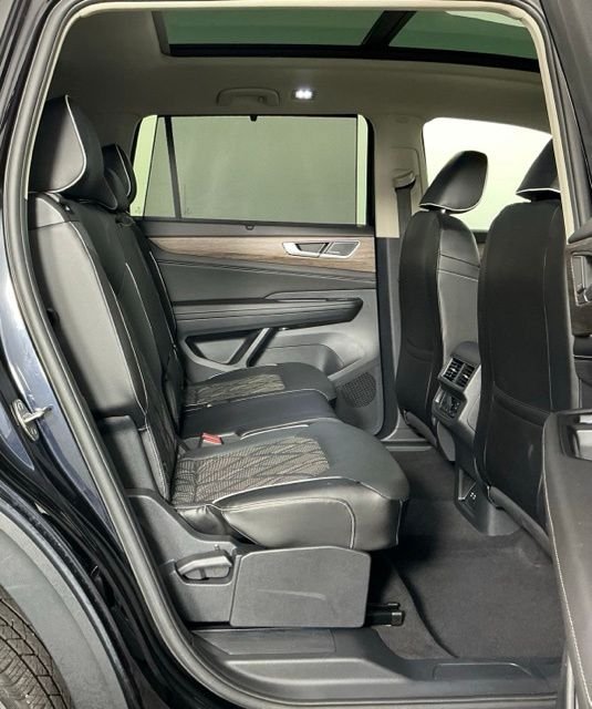 Used 2024 Volkswagen Atlas SEL Premium R-Line AWD/4WD image 29