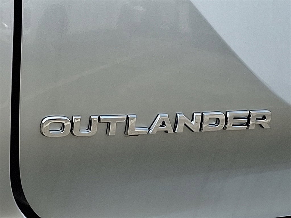 New 2025 Mitsubishi Outlander SE image 11