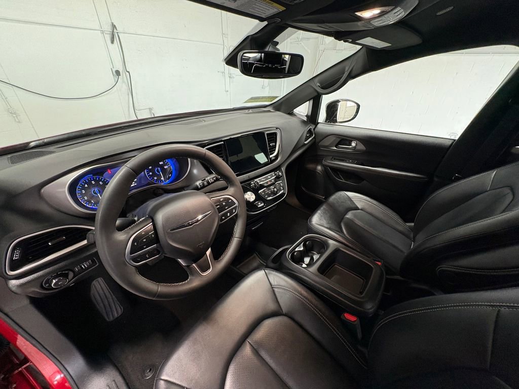 Used 2025 Chrysler Pacifica Select image 25