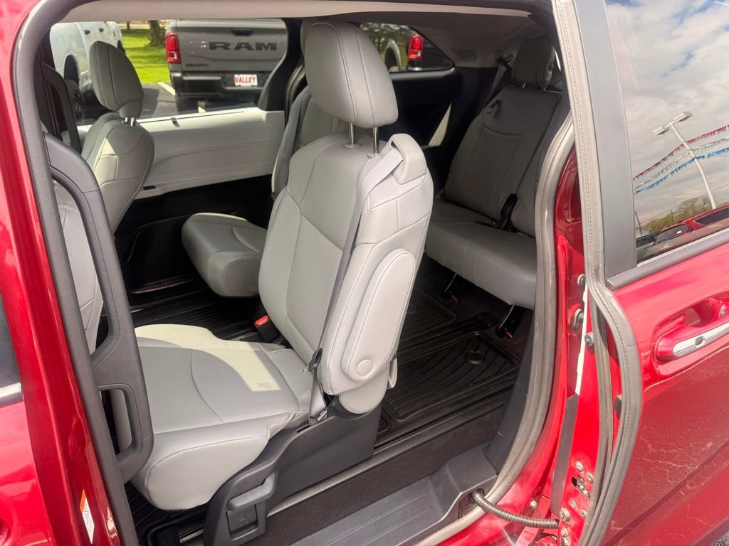 Used 2025 Toyota Sienna XLE w/ XLE Plus Package AWD/4WD image 32