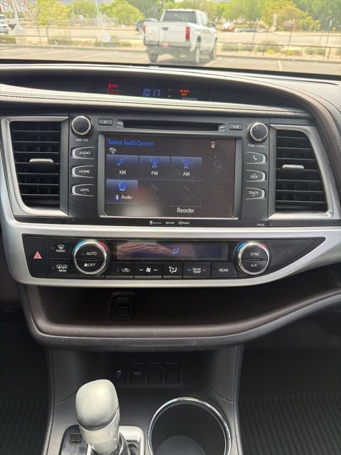 Used 2018 Toyota Highlander Plus FWD image 18