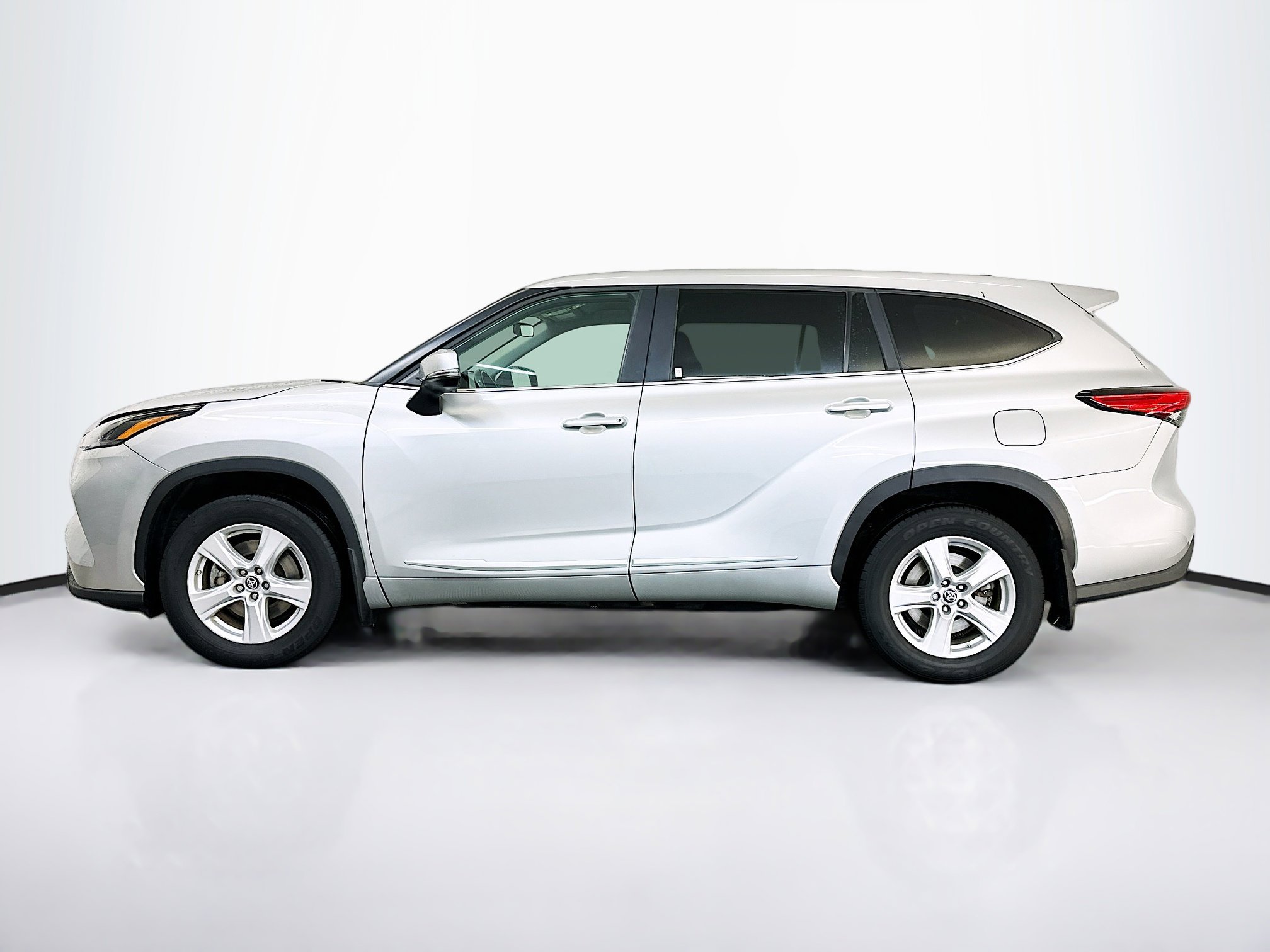 Used 2023 Toyota Highlander LE image 4