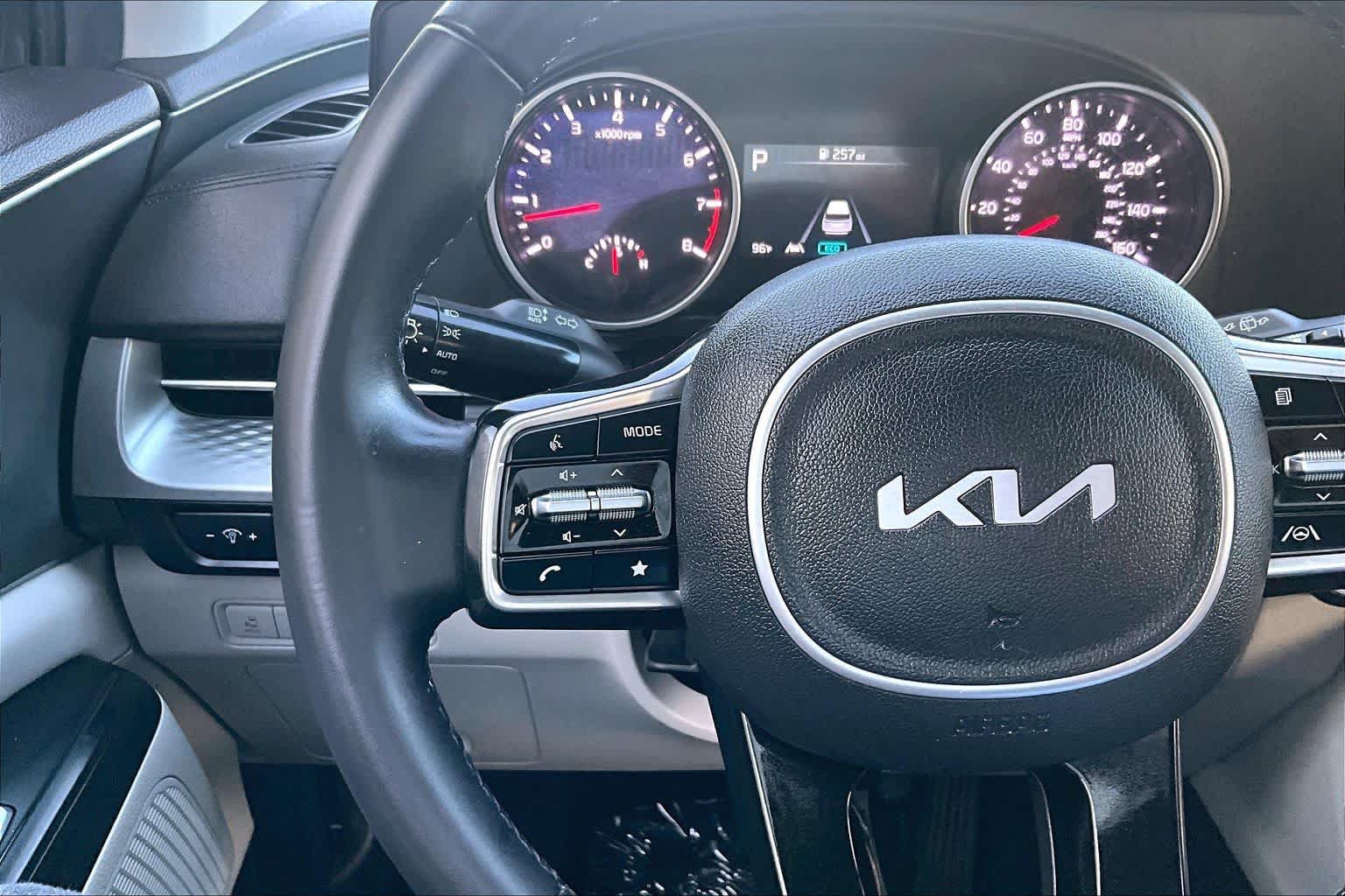 Used 2022 Kia Carnival LX FWD image 23