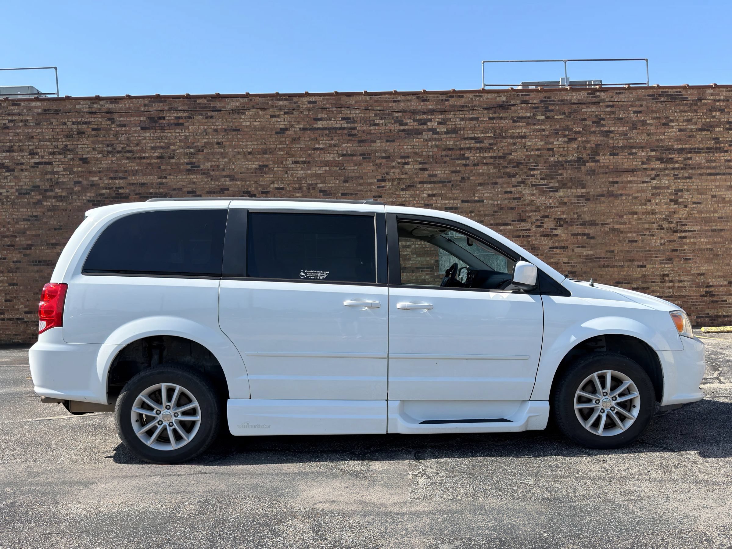 Used 2015 Dodge Grand Caravan SXT FWD image 9