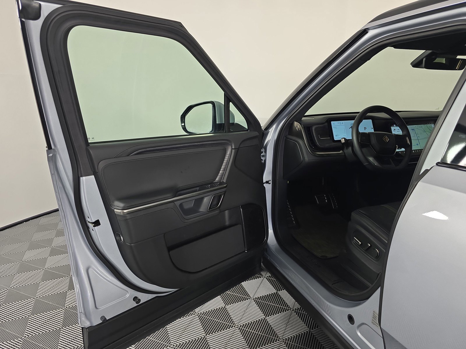 Used 2024 Rivian R1S Adventure AWD/4WD image 16