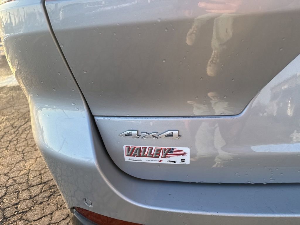 New 2025 Jeep Grand Cherokee L Laredo image 12