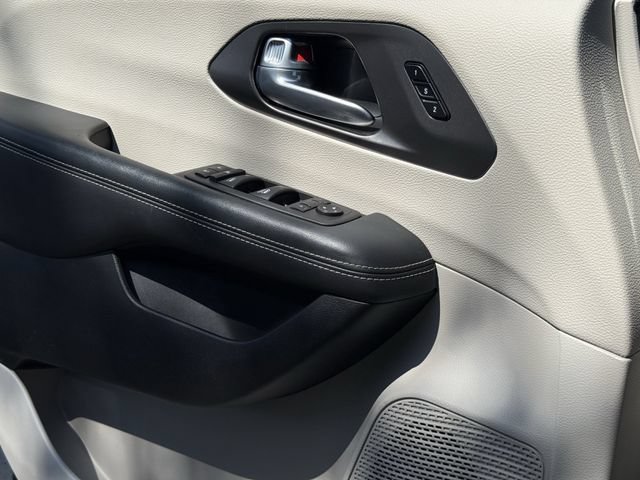 Used 2024 Chrysler Pacifica Touring-L FWD image 23