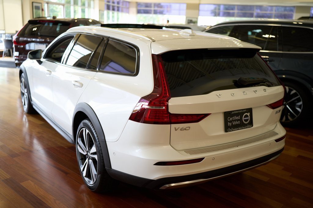 Certified 2025 Volvo V60 B5 Cross Country Plus image 4