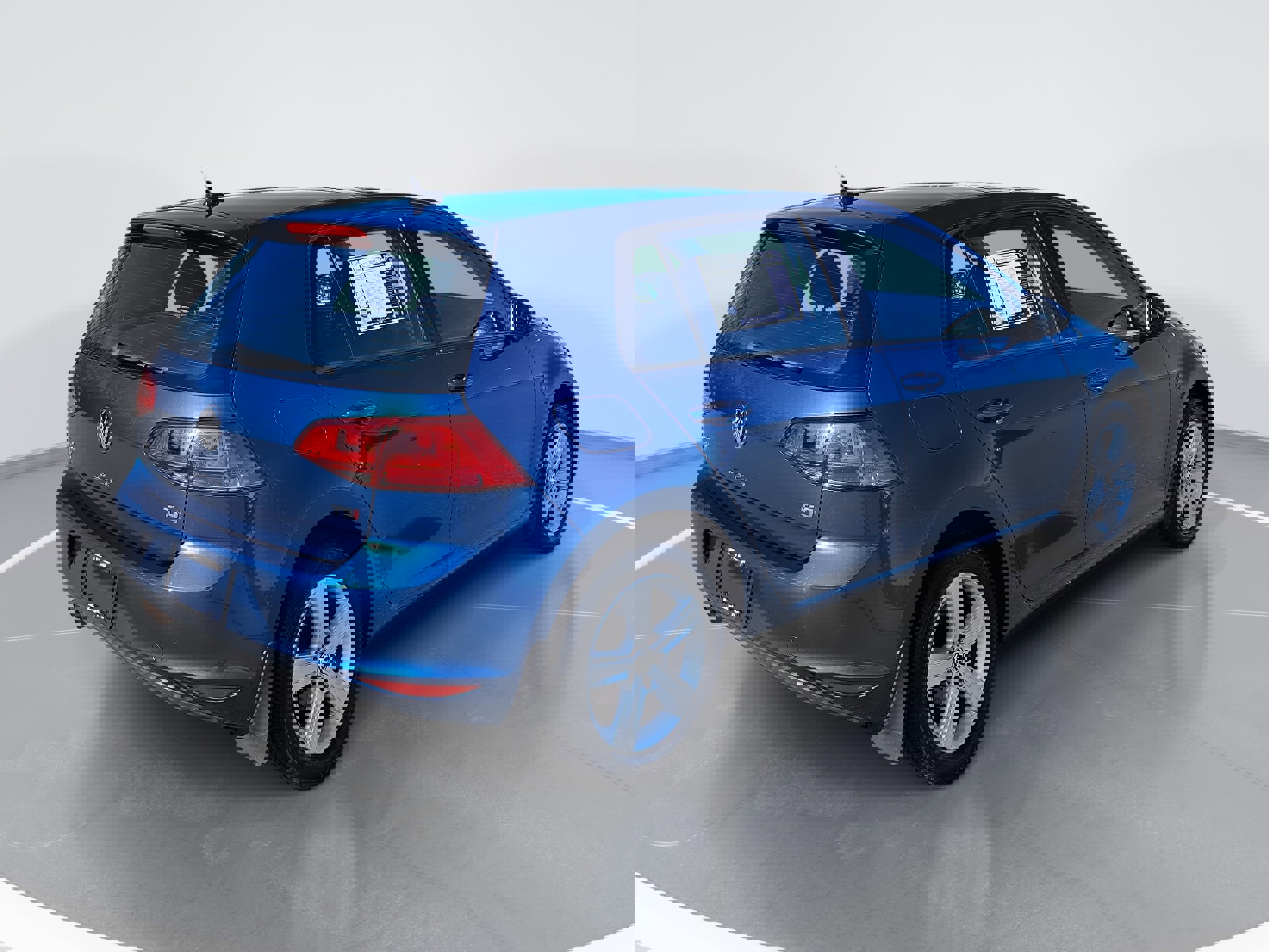 Used 2017 Volkswagen Golf Wolfsburg Edition image 3